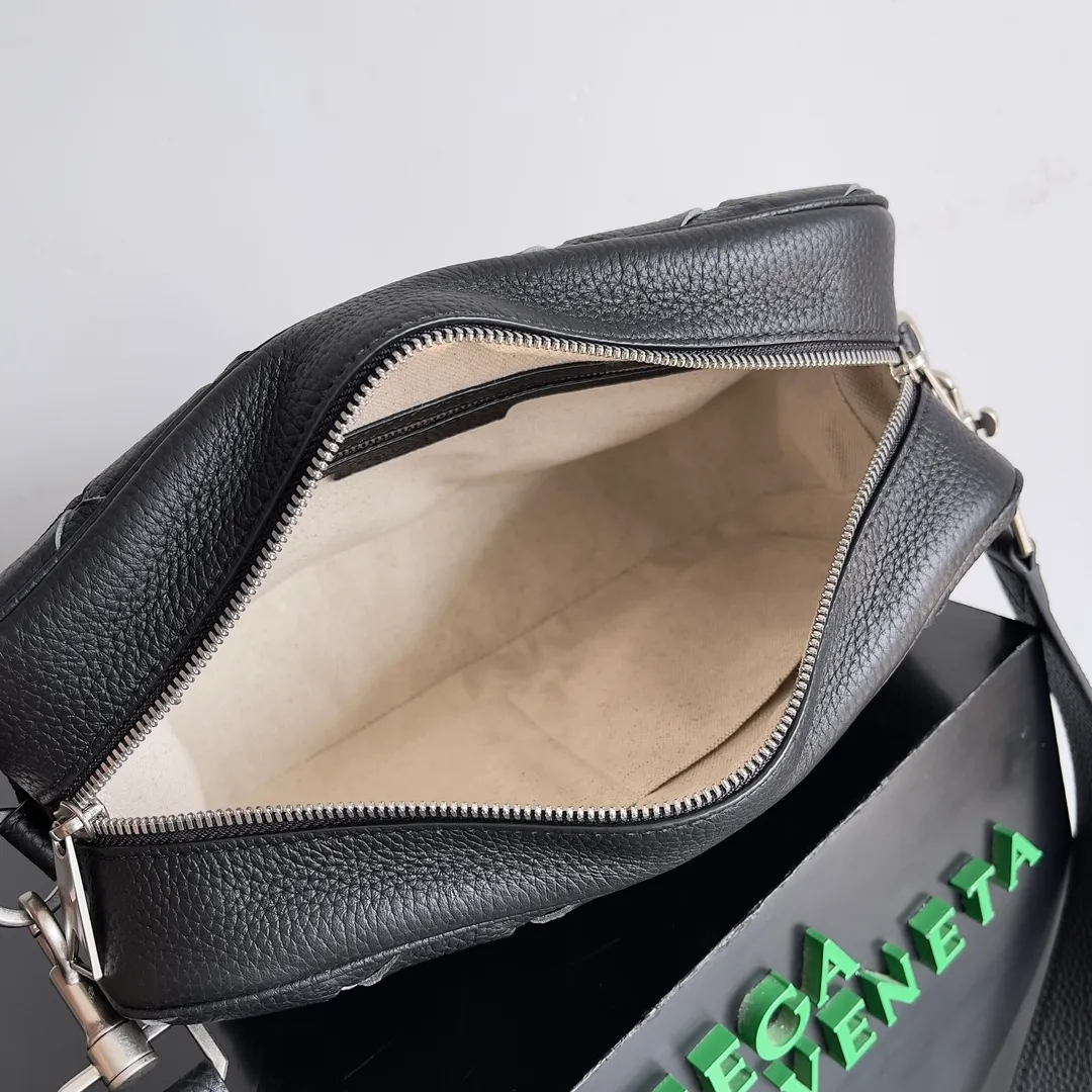 Those who have touched Batch 1820 cowhide with lychee pattern must understand that it is soft and high-grade. BOTTEGA VENETA's 2024 new men's INTRECCIATO woven camera bag uses lychee pattern and classic weaving to enhance the texture of the entire bag. It is durable and the matte material is very suitable for autumn and winter wear. In terms of capacity, this bag is not inferior to other bags. It has compartments inside, making it easy to store important things. Style number: 755925 Size: 29*19.5*7.5cm